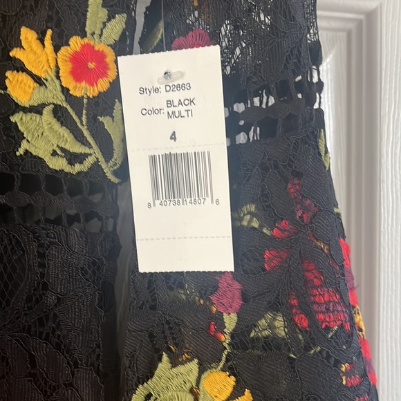 Fun black with beautiful embroidered flowers and bell sleeves - Picture 5 of 5